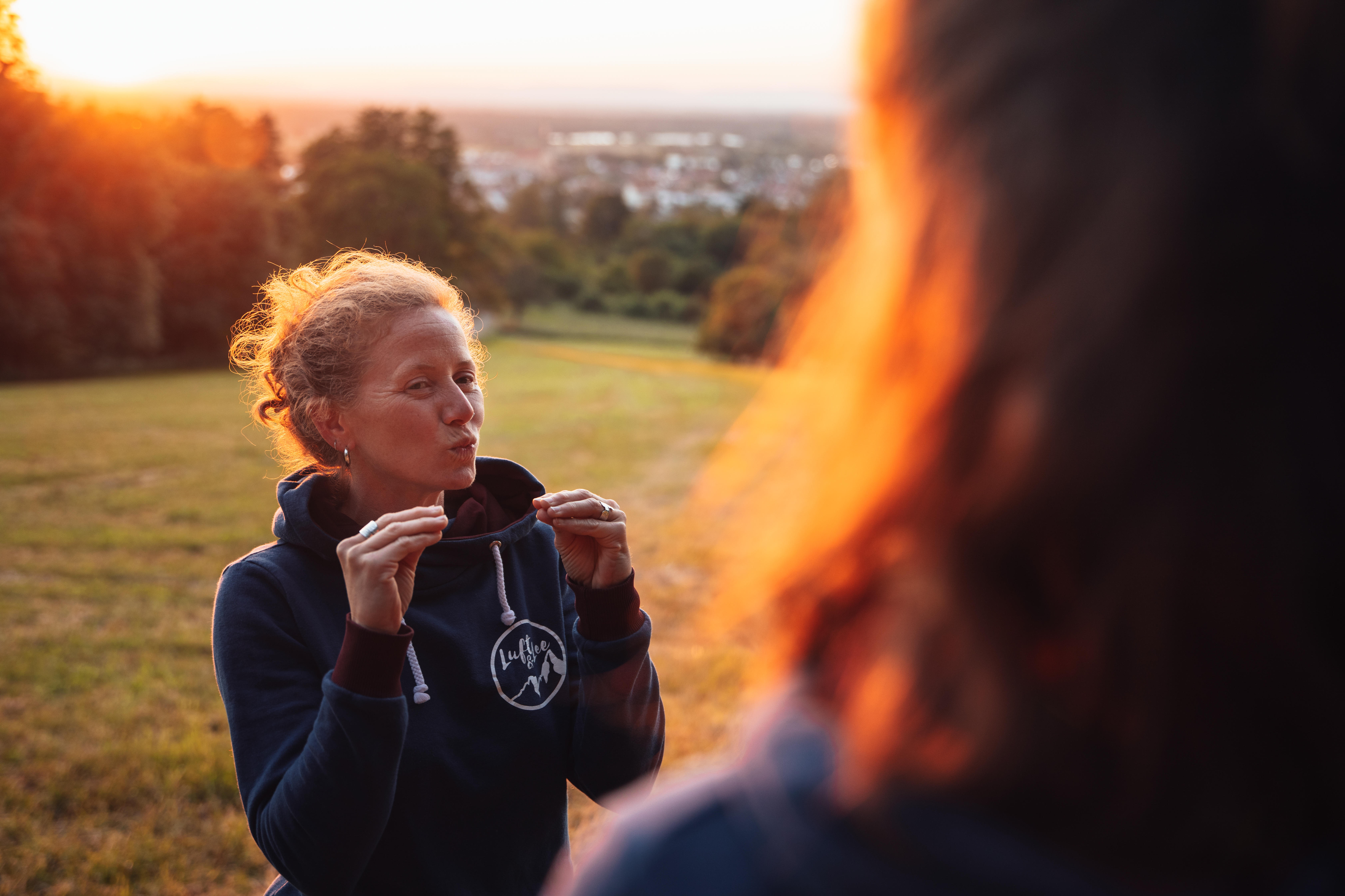 Svenja gebärdet in der Abendsonne